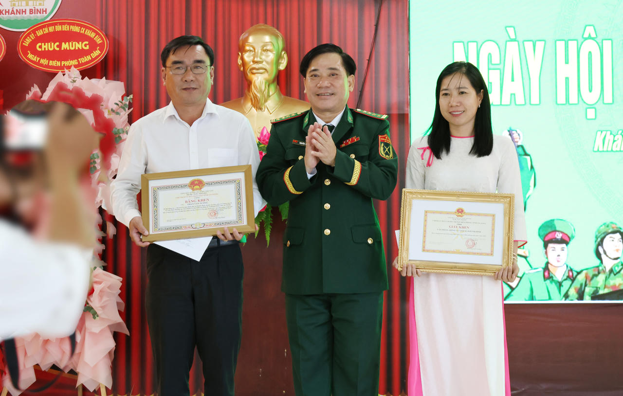 Các cá nhân, tập thể nhận khen thưởng.