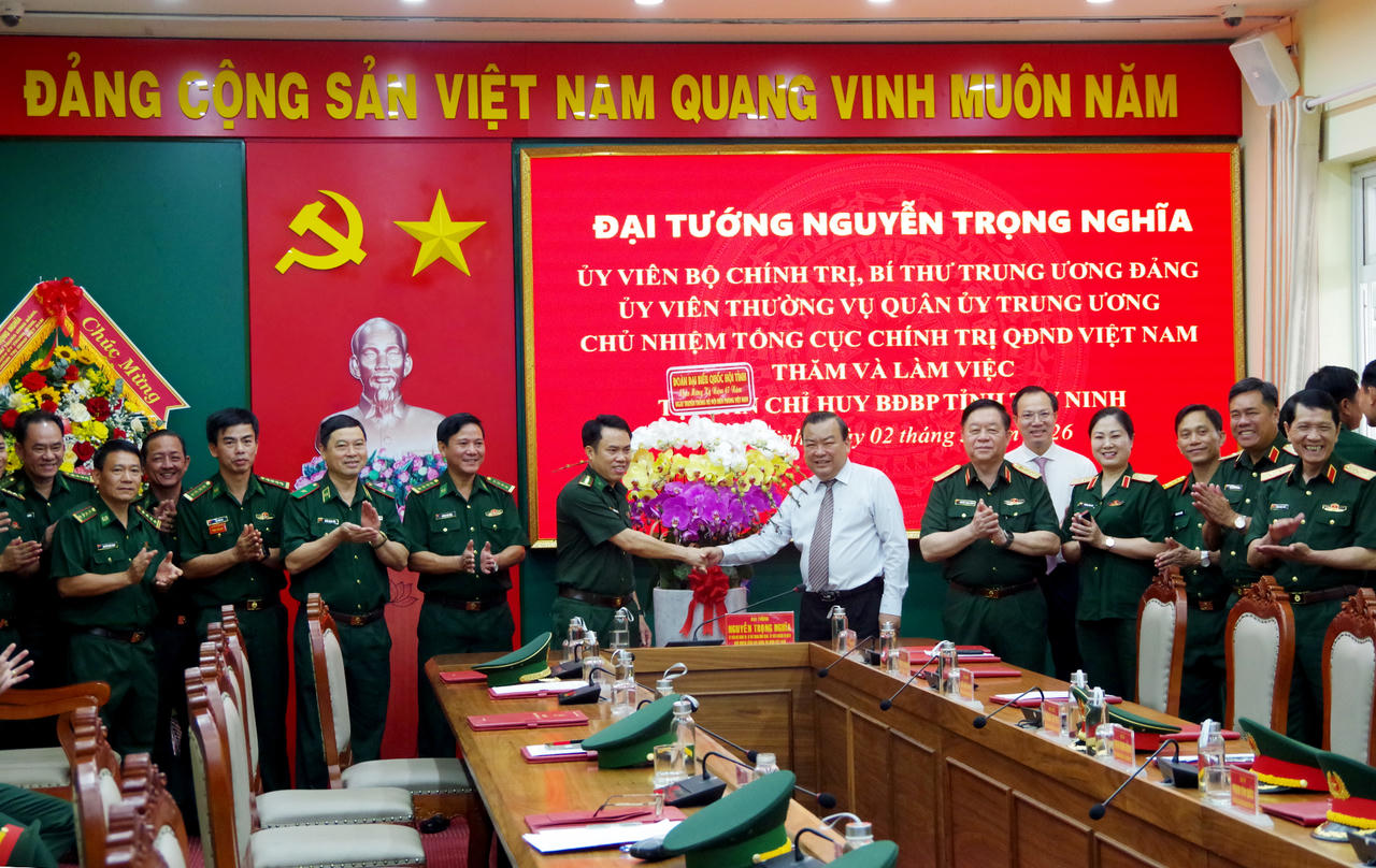 Đồng chí Phạm Hùng Thái - Phó Bí thư Tỉnh ủy, Trưởng đoàn Đại biểu Quốc hội&nbsp;tỉnh Tây Ninh trao lẵng hoa chúc mừng Ban Chỉ huy BĐBP tỉnh Tây Ninh