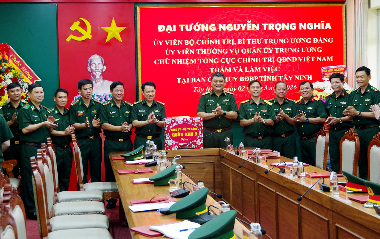 Trung tướng Lê Xuân Thế - Ủy viên Trung ương Đảng, Phó Bí thư Đảng ủy, Tư lệnh Quân khu 7 trao quà tặng tập thể cán bộ, chiến sĩ Ban Chỉ huy BĐBP tỉnh Tây Ninh