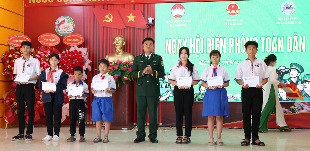 Tặng quà cho các em học sinh trong chương trình “Nâng bước em tới trường”.