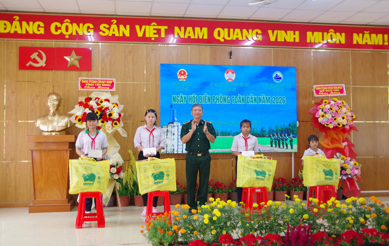 Trao quà cho học sinh trong Chương trình “Nâng bước em tới trường – Con nuôi đồn Biên phòng”