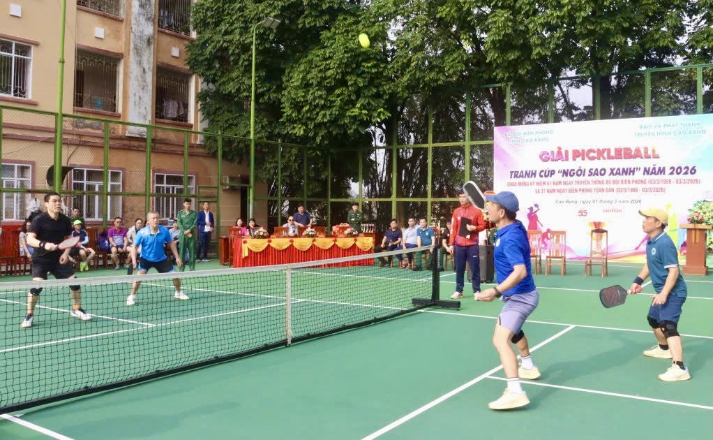 Trận thi đấu nội dung đôi nam lãnh đạo tại Giải Pickleball tranh Cúp “Ngôi sao xanh” năm 2026 diễn ra sôi nổi, hấp dẫn. (Ảnh: PV)