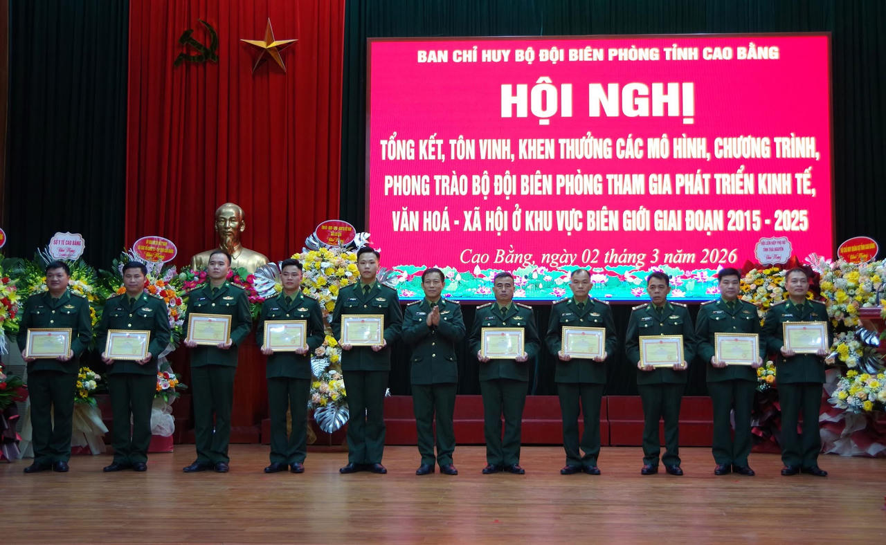 Lãnh đạo BCH BĐBP tỉnh tặng Bằng khen cho các cá nhân. (Ảnh: BPCB)