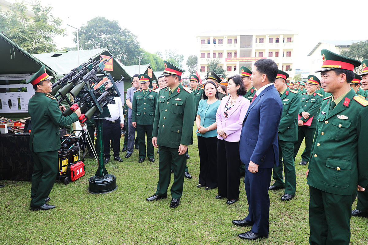 Trung tướng La Công Phương, Chính ủy Quân khu 1; ông Nguyễn Hồng Thái, Bí thư Tỉnh ủy cùng lãnh đạo tỉnh tham quan khu trưng bày vũ khí, trang thiết bị và mô hình học cụ phục vụ huấn luyện.