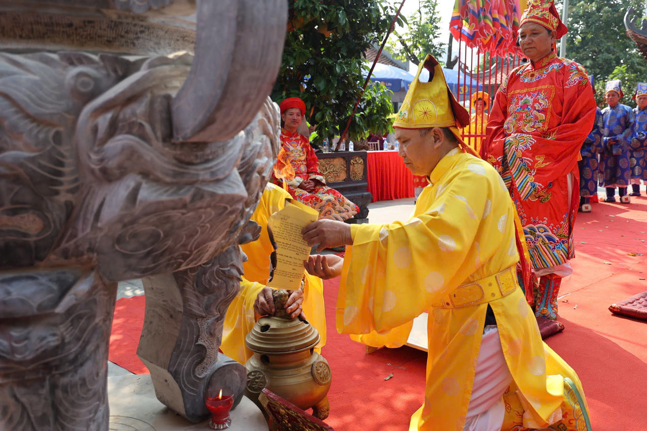 Trước linh từ thờ Quốc công Tiết chế Hưng Đạo Đại Vương Trần Quốc Tuấn, các nghi thức dâng hương, chúc văn, hiến lễ được cử hành bài bản, tuân thủ nghiêm ngặt theo nghi thức cổ truyền.