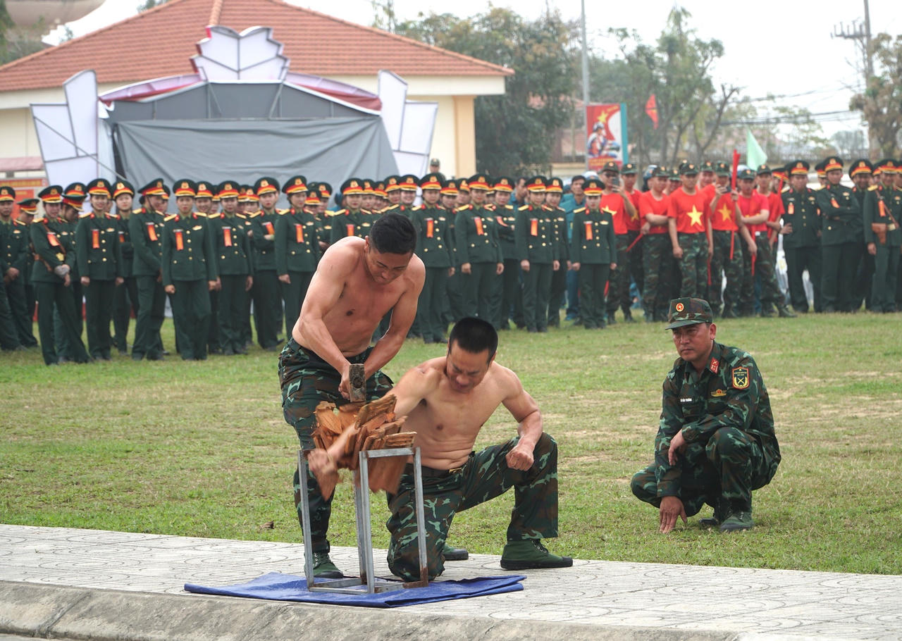 Biểu diễn khí công tại Lễ ra quân. Ảnh: Tuyết Lan