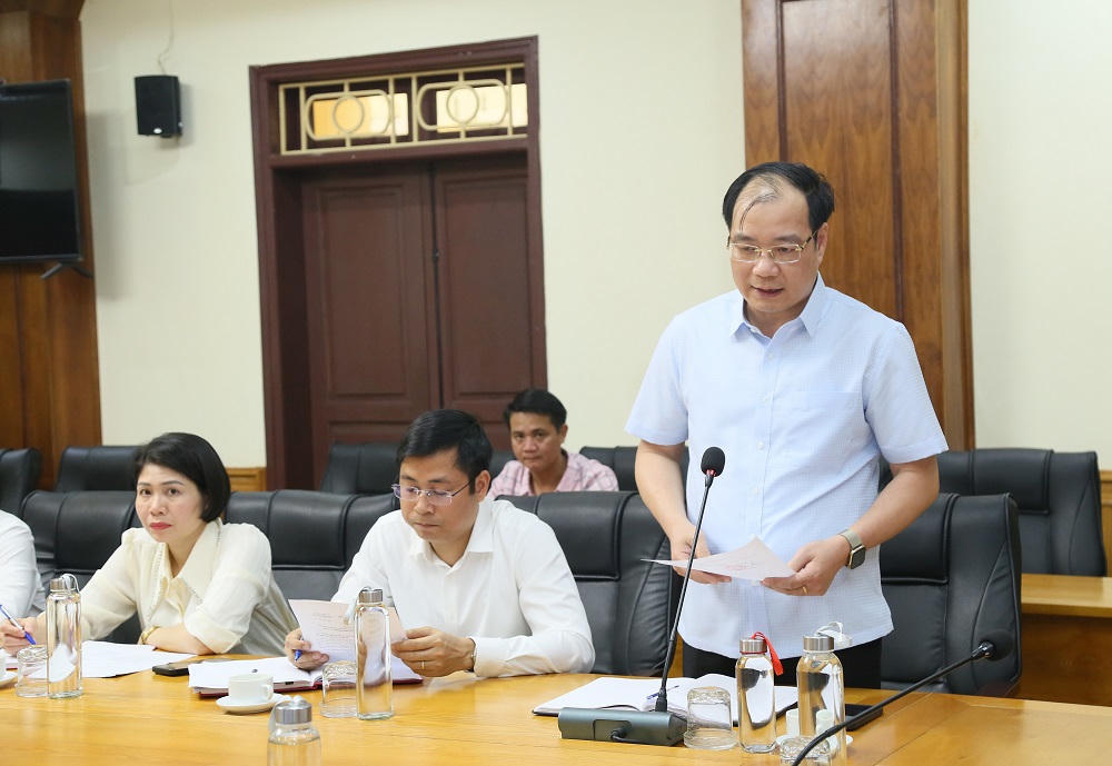 Lãnh đạo phường Phố Hiến báo cáo kết quả công tác chuẩn bị bầu cử của phường tại buổi làm việc.