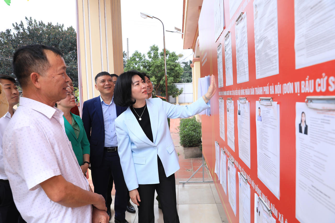 Chủ tịch HĐND TP Hà Nội Phùng Thị Hồng Hà kiểm tra công tác chuẩn bị bầu cử tại xã Ô Diên.&nbsp;(Ảnh: hanoi.gov)