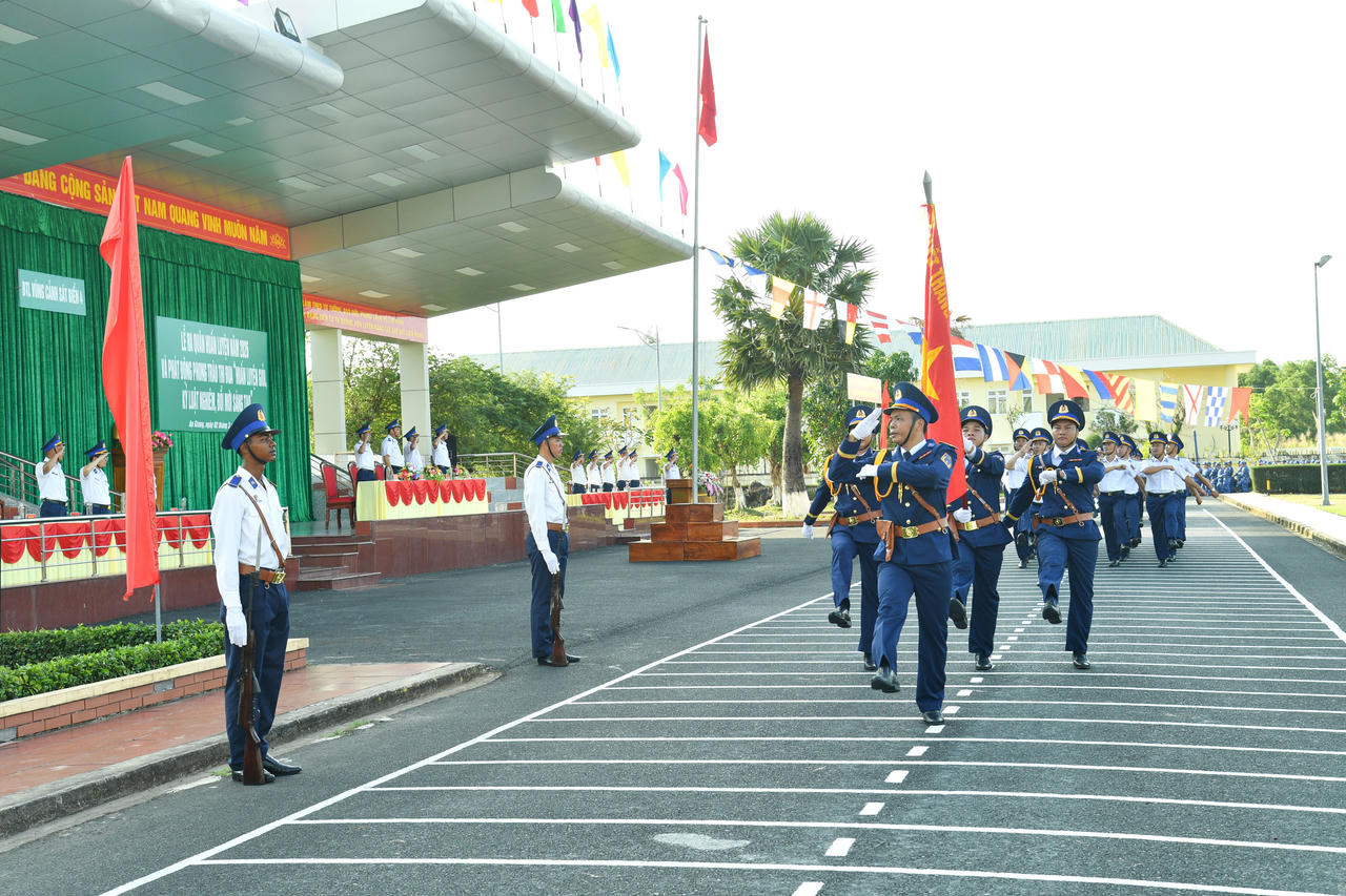 Duyệt đội ngũ tại Lễ ra quân huấn luyện.