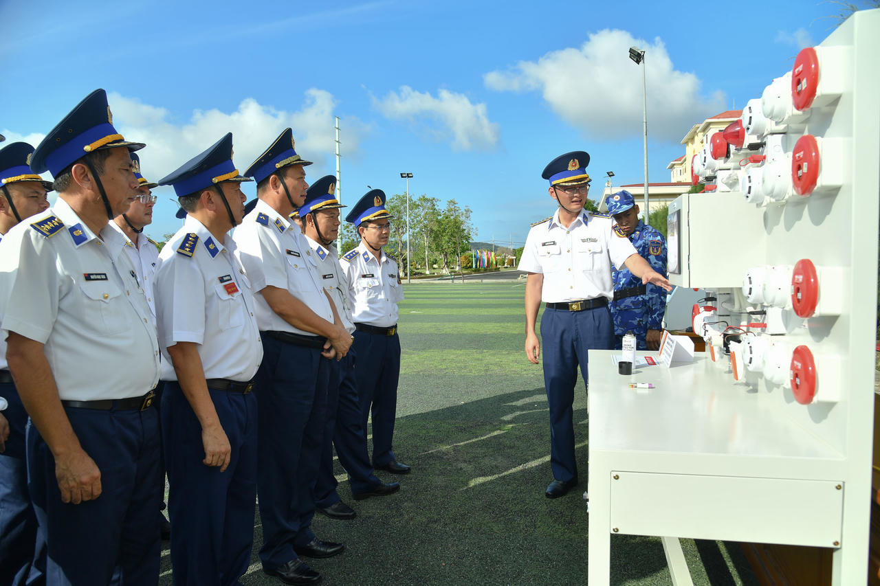 Thủ trưởng Bộ Tư lệnh Vùng Cảnh sát biển 4 tham quan các mô hình huấn luyện.