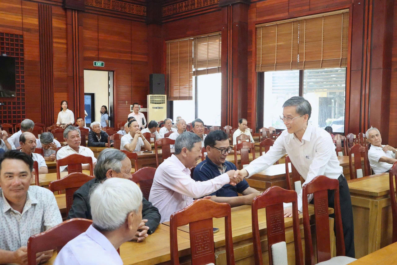 Chủ tịch Trung ương Hội Luật gia Việt Nam Nguyễn Khánh Ngọc chào các cử tri tại Hội nghị.&nbsp;