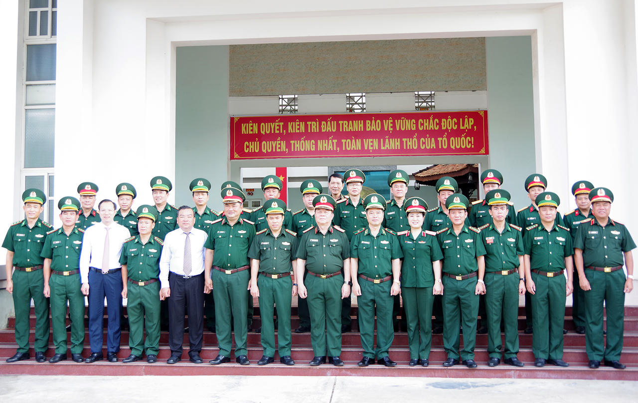 Đại tướng Nguyễn Trọng Nghĩa và các đại biểu chụp ảnh lưu niệm tại Ban Chỉ huy Bộ đội Biên phòng tỉnh Tây Ninh