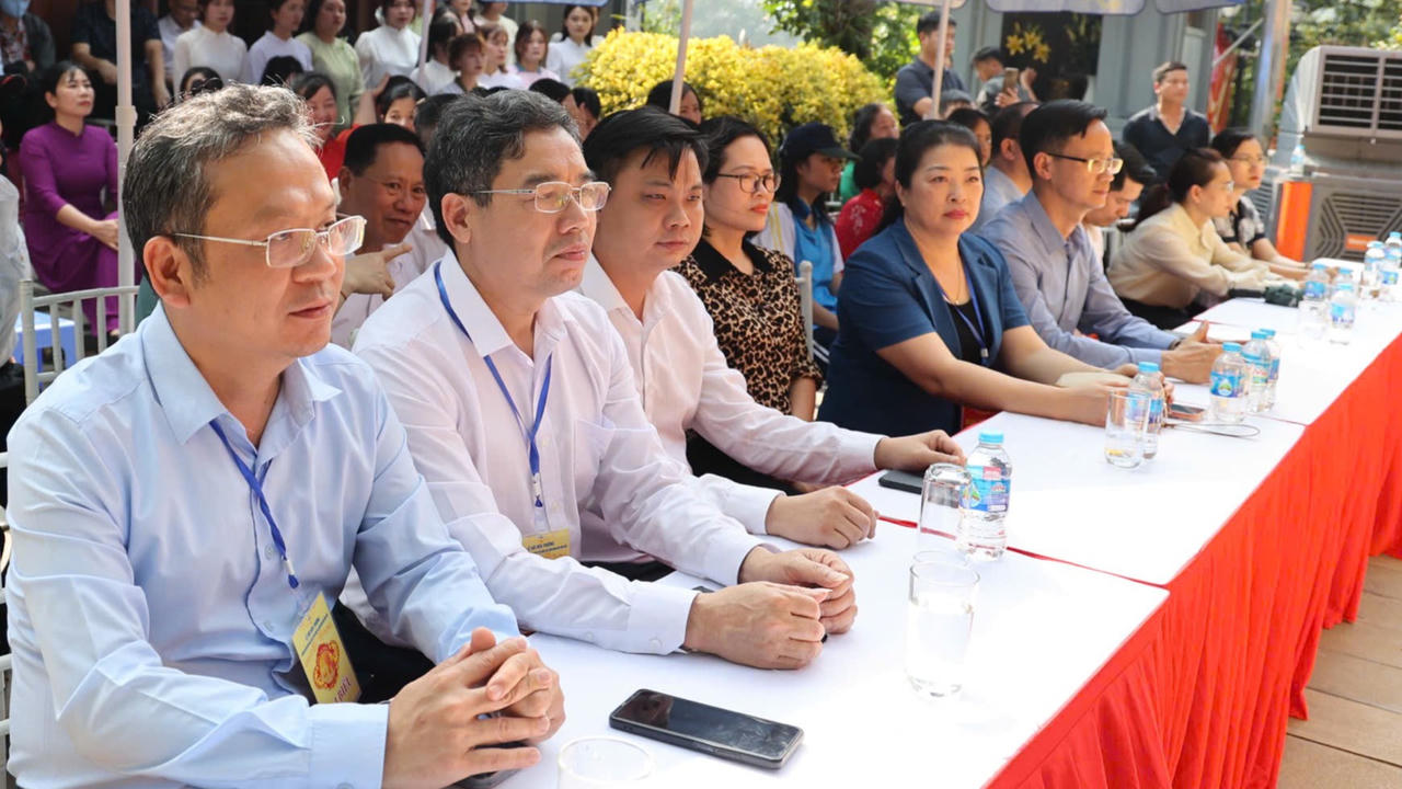 Các đại biểu tham dự buổi lễ.