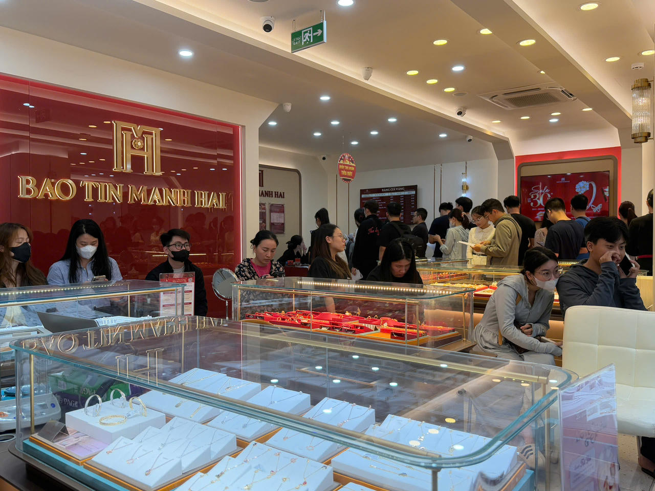 Khách giao dịch vàng tại Hà Nội trong bối cảnh giá vàng trong nước tăng theo đà thế giới. (Ảnh: Thanh Hà).