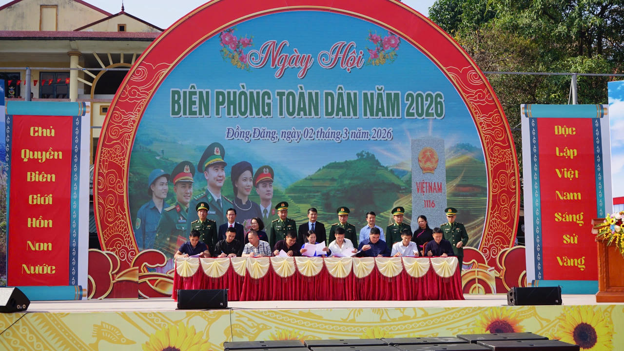 Đại diện các bí thư chi bộ thôn giáp biên ký cam kết. (Ảnh: Duy Nhất)