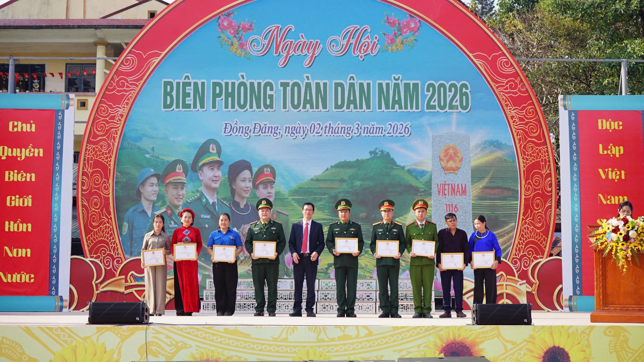 Lãnh đạo UBND xã tặng giấy khen cho các tập thể cá nhân. (Ảnh: Duy Nhất)