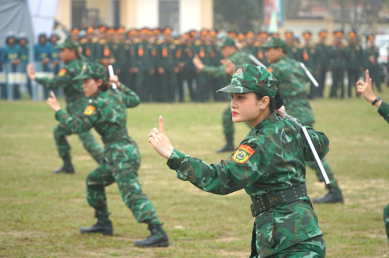 Các chiến sĩ bộ đội biên phòng Nghệ An biểu diễn bài quyền dao găm kết hợp. Ảnh: Tuyết Lan