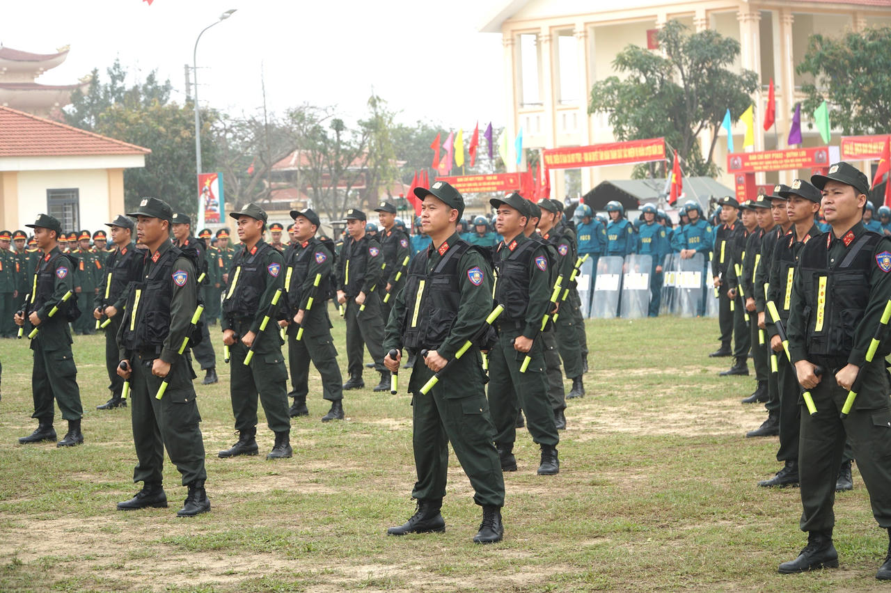 Cán bộ, chiến sĩ Trung đoàn cảnh sát Bắc Trung Bộ biểu diễn bài quyền gậy Tonfa.&nbsp;