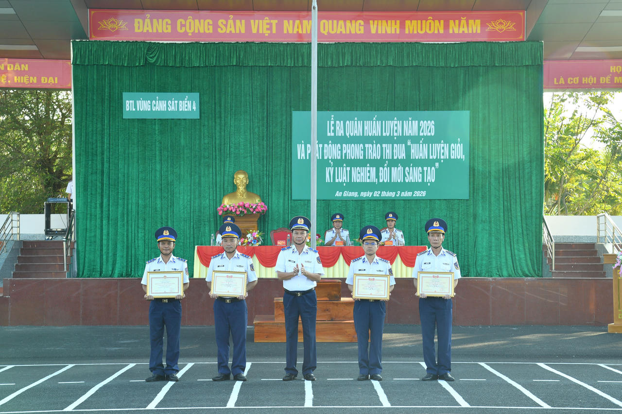 Thủ trưởng Bộ Tư lệnh Vùng Cảnh sát biển 4 trao thưởng cho các tập thể đạt danh hiệu Đơn vị vững mạnh toàn diện “Mẫu mực, tiêu biểu” và “Đơn vị huấn luyện giỏi” năm 2025.