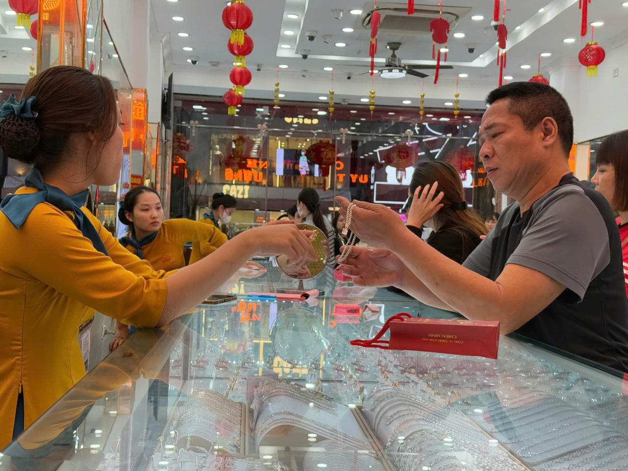 Giá vàng trong nước tăng 'nóng' theo giá thế giới, chuyên gia khuyến cáo người dân cân nhắc khi đầu tư