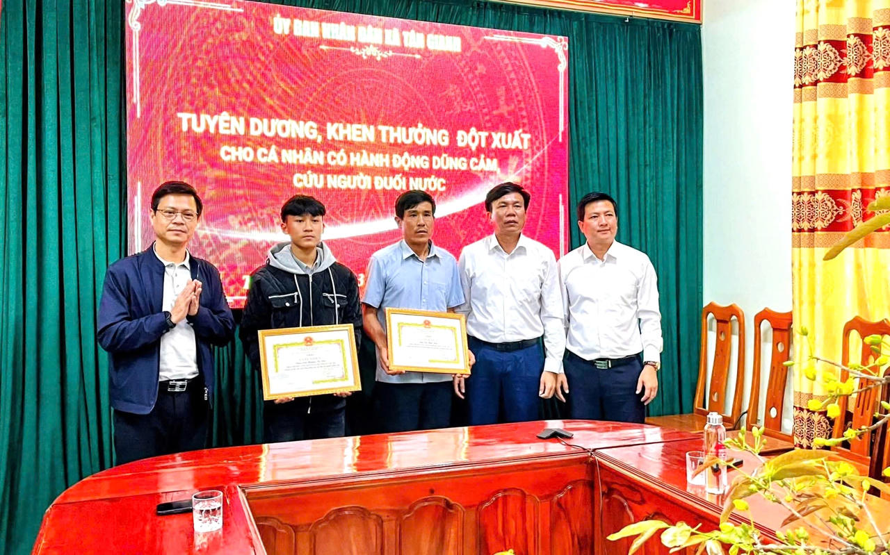 Thường trực Đảng ủy xã Tân Gianh gặp mặt, biểu dương, khen thưởng ông Cao Hữu Tình và cháu Cao Hoàng Ân Đức.