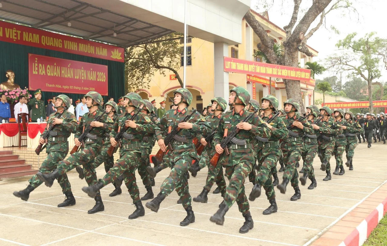 LLVT tỉnh duyệt đội ngũ tại lễ ra quân huấn luyện năm 2026.