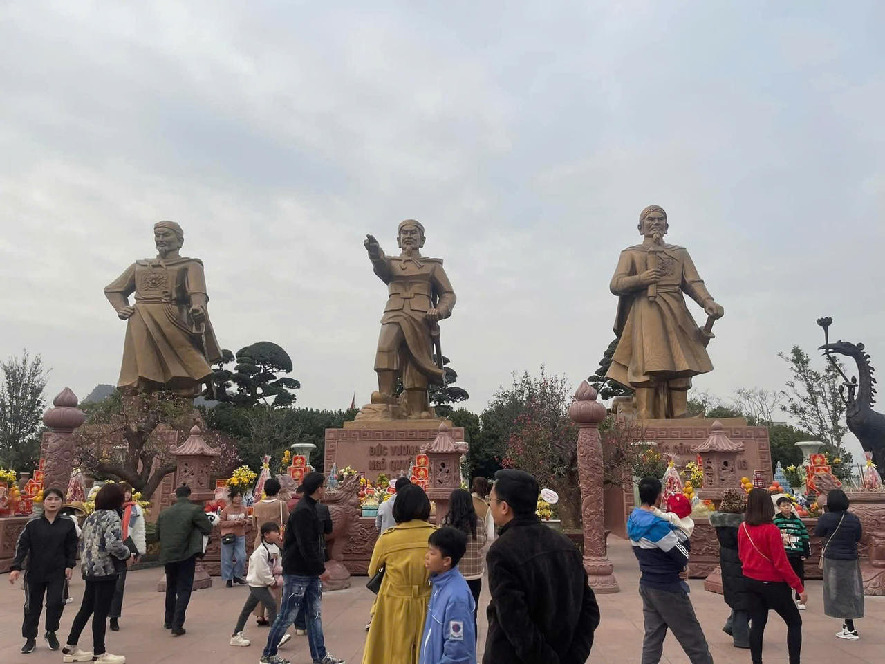 Về Bạch Đằng Giang xin ấn Đức Thánh Trần đầu năm 