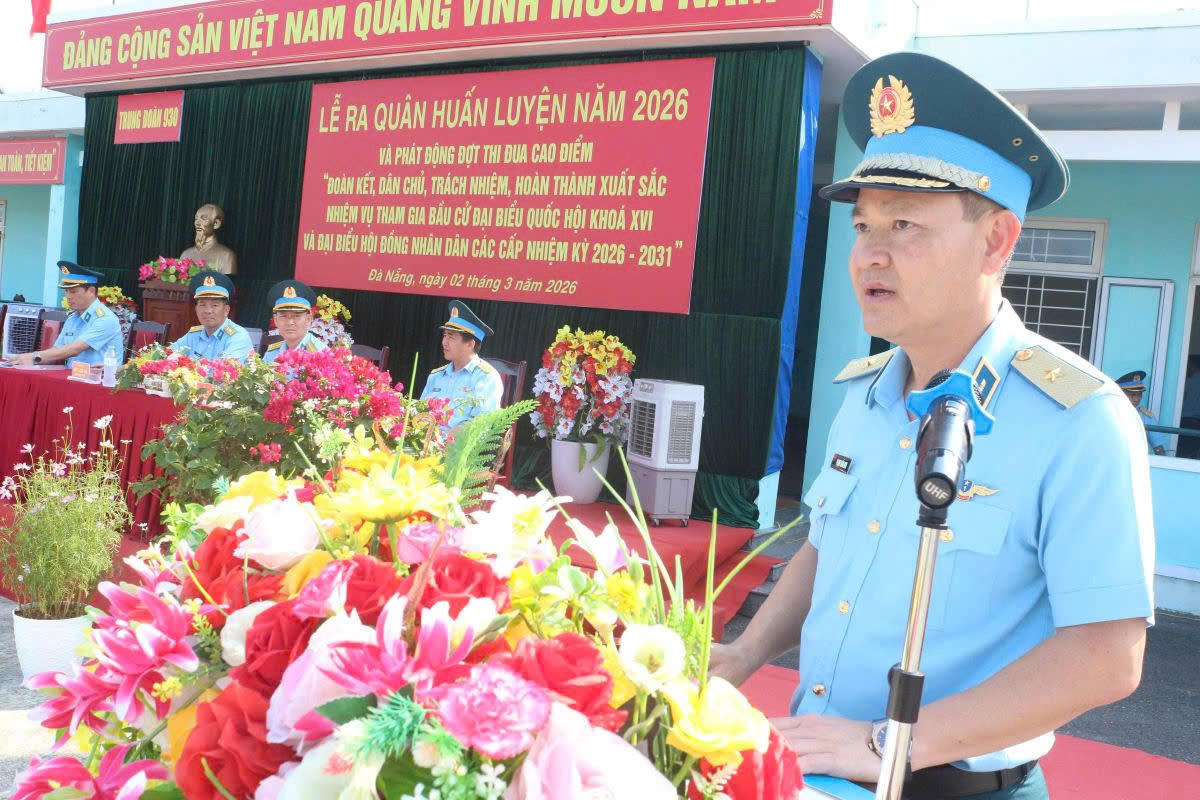 Thiếu tướng Phạm Tuấn Anh - Phó Tư lệnh Quân chủng Phòng không - Không quân phát biểu tại lễ ra quân huấn luyện