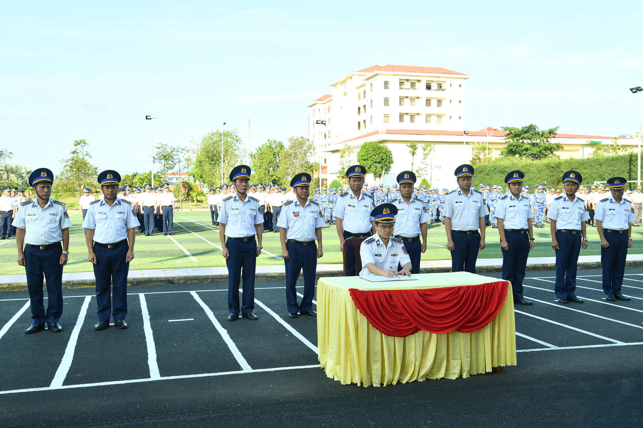Đại diện chỉ huy các cơ quan, đơn ví ký kết giao ước thi đua.