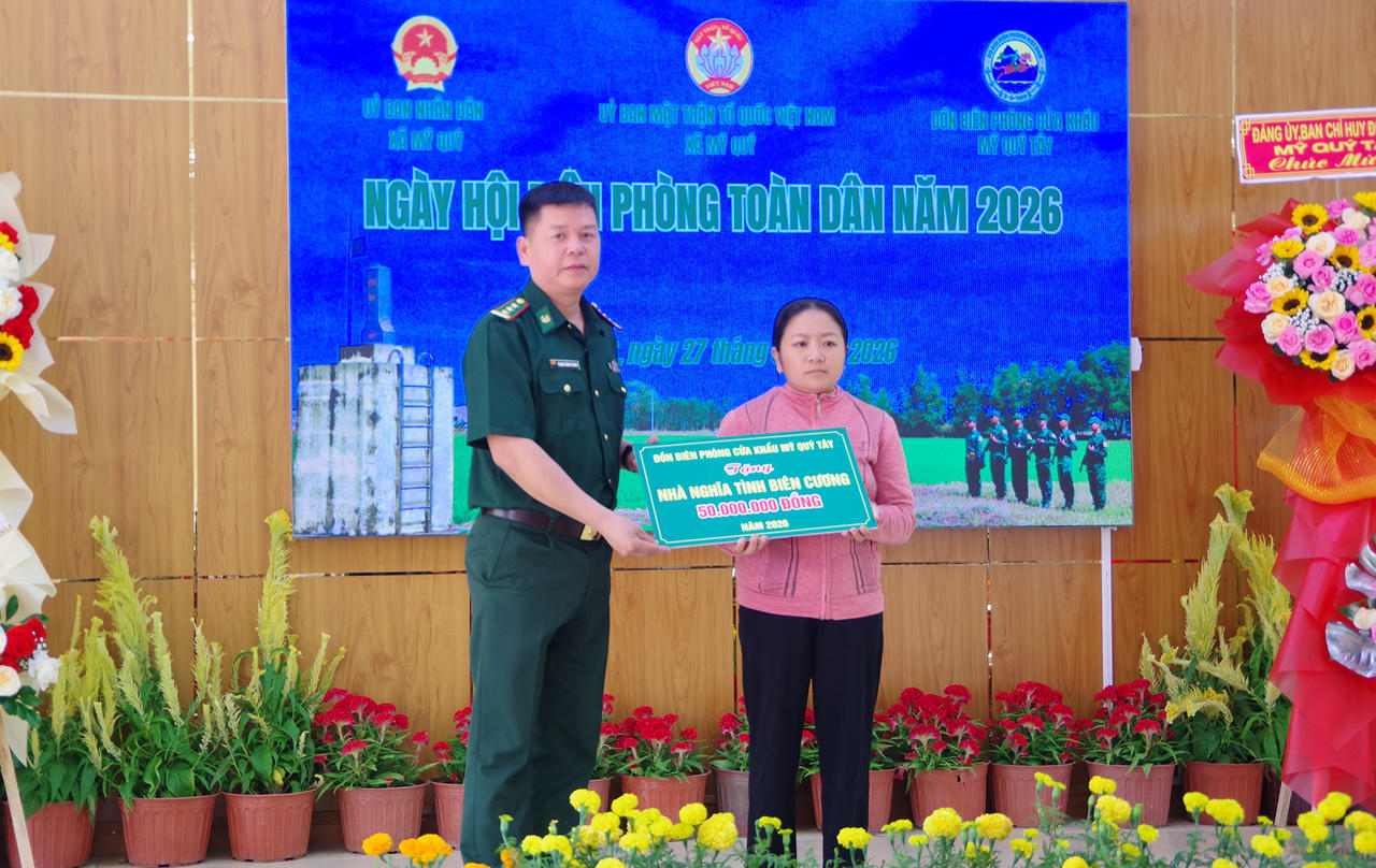 Đồn Biên phòng Cửa khẩu Mỹ Quý Tây trao biển tượng trưng tặng nhà “Nghĩa tình biên cương” cho hộ dân có hoàn cảnh khó khăn.
