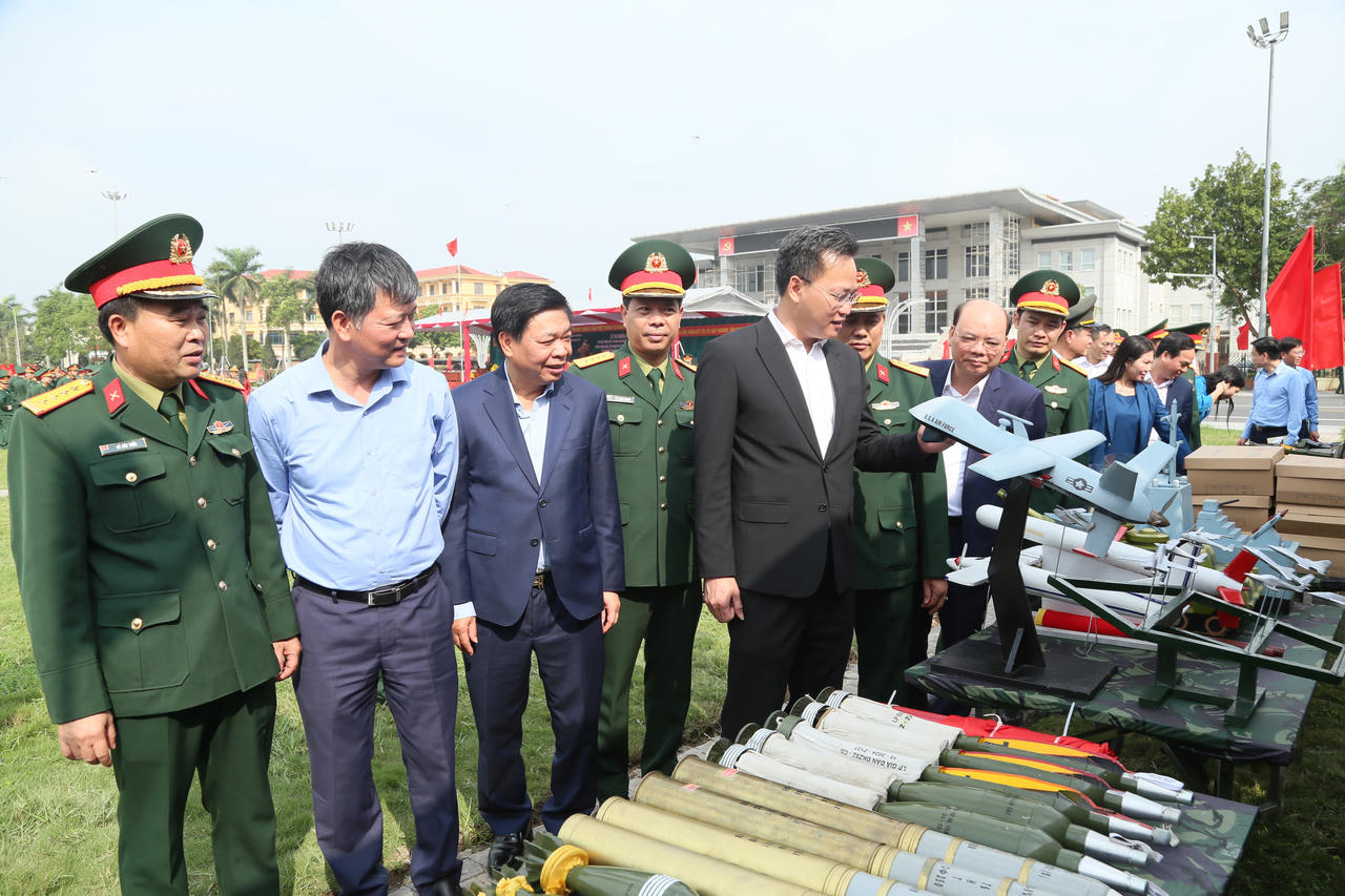 Lãnh đạo tỉnh Hưng Yên tham quan mô hinh học cụ, vật chất huấn luyện tại lễ ra quân huấn luyện