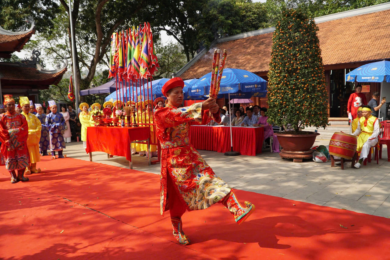 Ông Nguyễn Văn Nhất, Chủ tịch UBND Phường Lào Cai thực hiện nghi thức dâng hương.