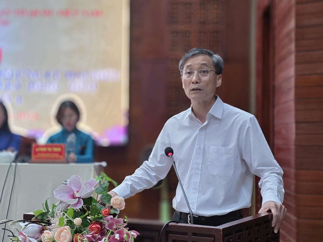 Ông Nguyễn Khánh Ngọc - Bí thư Đảng ủy, Chủ tịch Trung ương Hội Luật gia Việt Nam, Chủ tịch Hội hữu nghị Việt Nam - Thụy Điển trình bày tại Hội nghị.&nbsp;