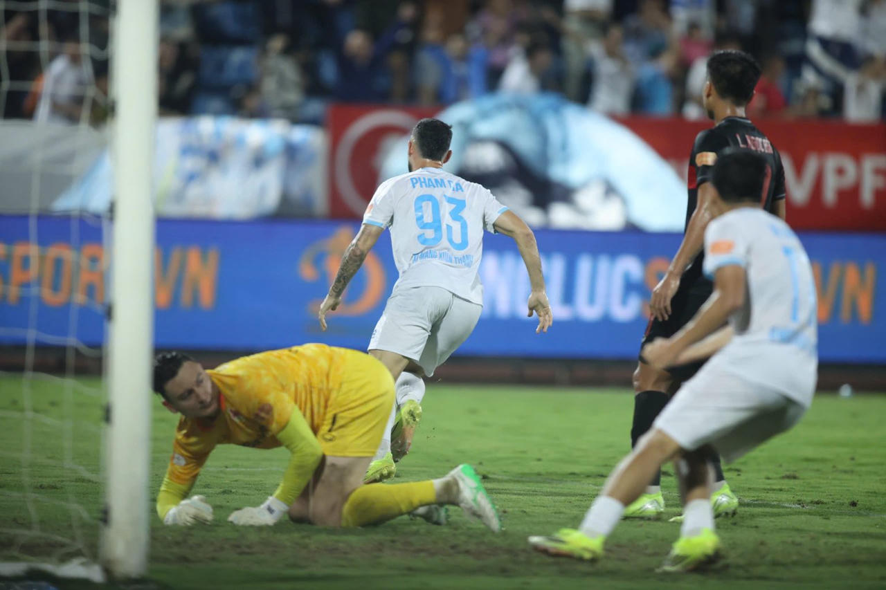 Nam Định vượt qua Ninh Bình để trở lại đường đua trong tốp dẫn đầu