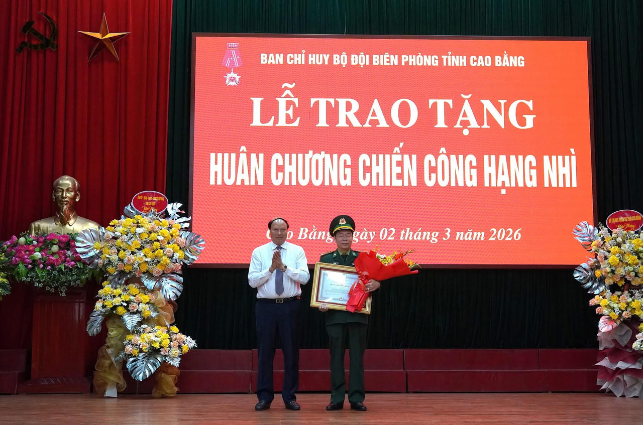 Lãnh đạo tỉnh Cao Bằng trao Huân chương Chiến công hạng Nhì cho Chỉ huy trưởng BĐBP tỉnh Cao Bằng. (Ảnh: BPCB)