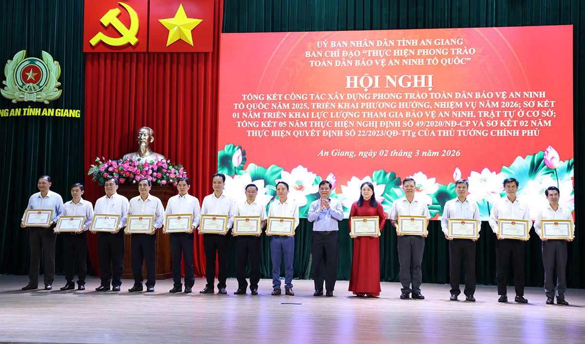 Đồng chí Hồ Văn Mừng, Ủy viên Ban Chấp hành Trung ương Đảng, Phó Bí thư Tỉnh ủy, Chủ tịch UBND tỉnh trao Bằng khen UBND tỉnh cho các tập thể