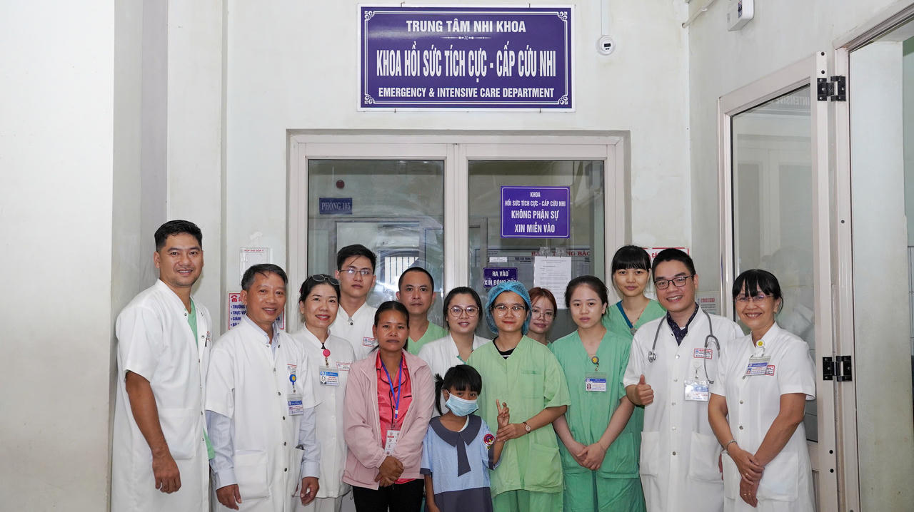 Bệnh viện TW Huế cứu sống kịp thời bé gái bị rắn cạp nia cắn khi ngủ dưới nền nhà 