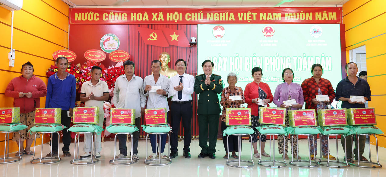 Đại tá Nguyễn Văn Hiệp, Phó Chính ủy Bộ Chỉ huy Quân sự tỉnh, Chính ủy Ban Chỉ huy Bộ đội Biên phòng tỉnh và lãnh đạo địa phương tặng quà cho hộ dân có hoàn cảnh khó khăn trên địa bàn.