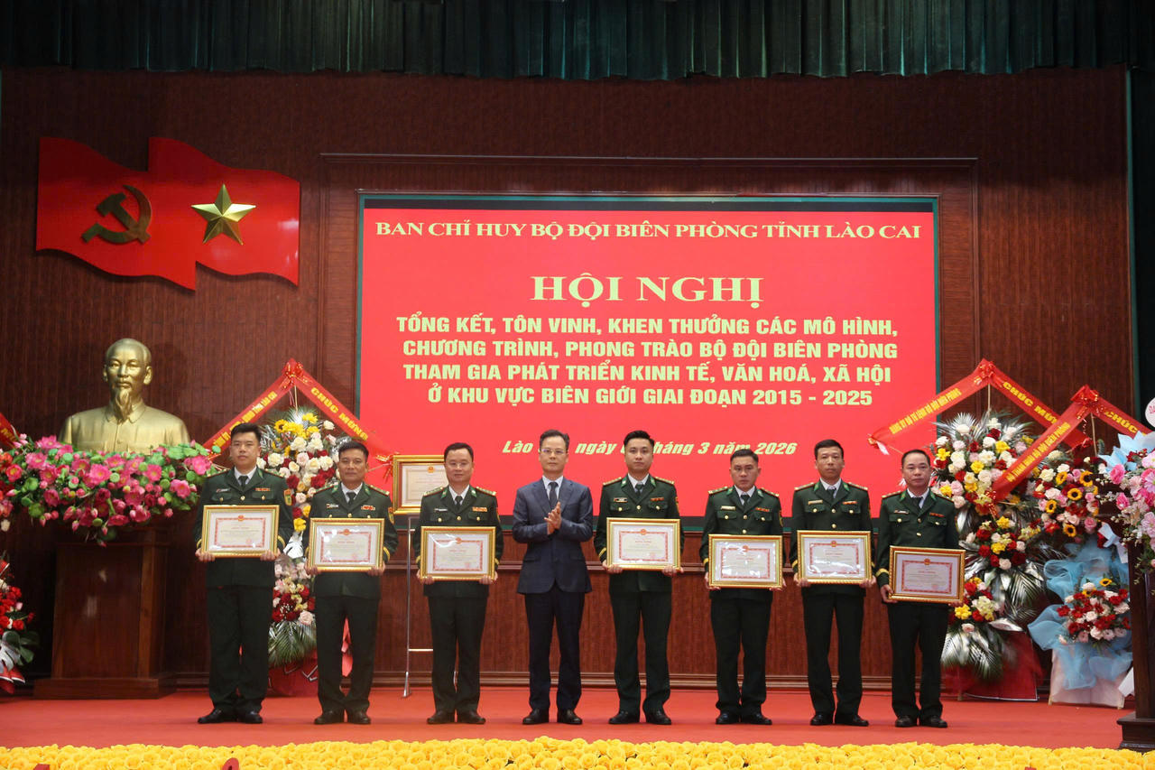 Phó Chủ tịch UBND tỉnh Lào Cai Nguyễn Thành Sinh trao Bằng khen của Chủ tịch UBND tỉnh cho các tập thể, cá nhân có thành tích xuất sắc.