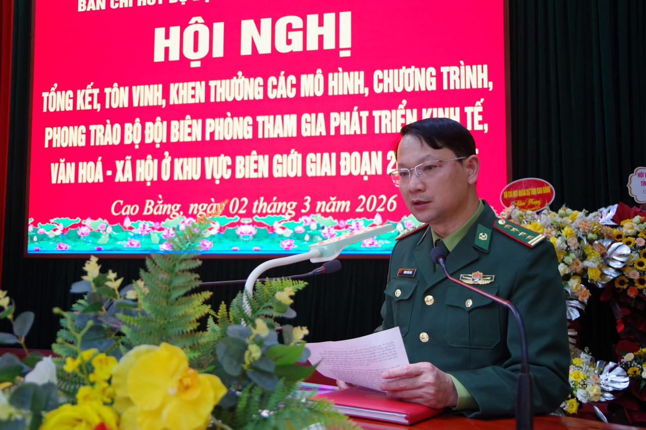 Đại tá Lương Tuấn Long - Chính uỷ Ban Chỉ huy BĐBP tỉnh Cao Bằng phát biểu tại buổi lễ. (Ảnh: Thanh Tùng)