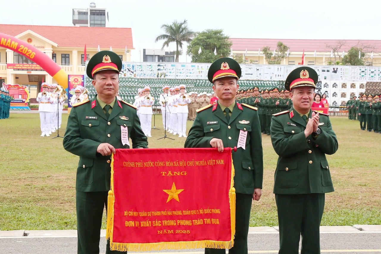 Thiếu tướng Khúc Thành Dư, Phó Chính ủy Quân Khu 3 trao cờ Thi đua xuất sắc của Chính phủ tặng Bộ Chỉ huy quân sự thành phố.