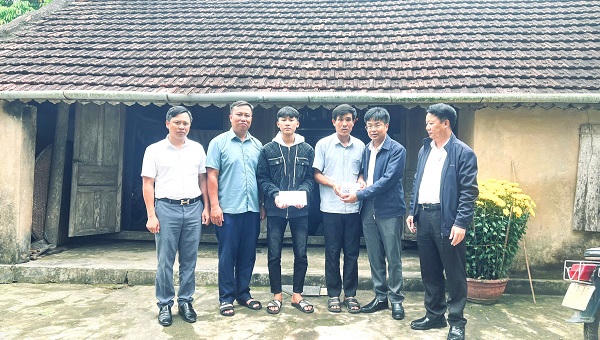 Cộng đồng chung tay giúp cha con ngư dân cứu người trên sông Gianh dựng lại mái nhà