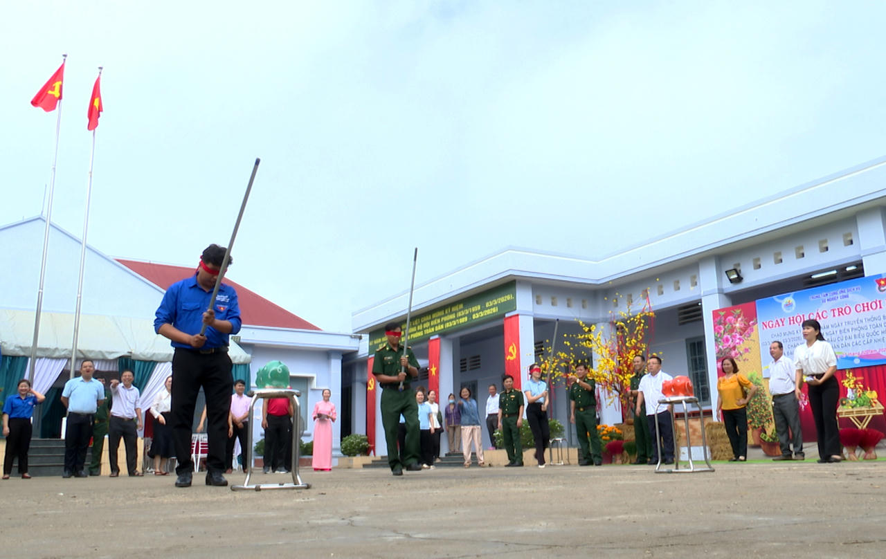 Các trò chơi dân gian thu hút đông đảo bà con nhân dân và cán bộ, chiến sĩ biên phòng tham gia