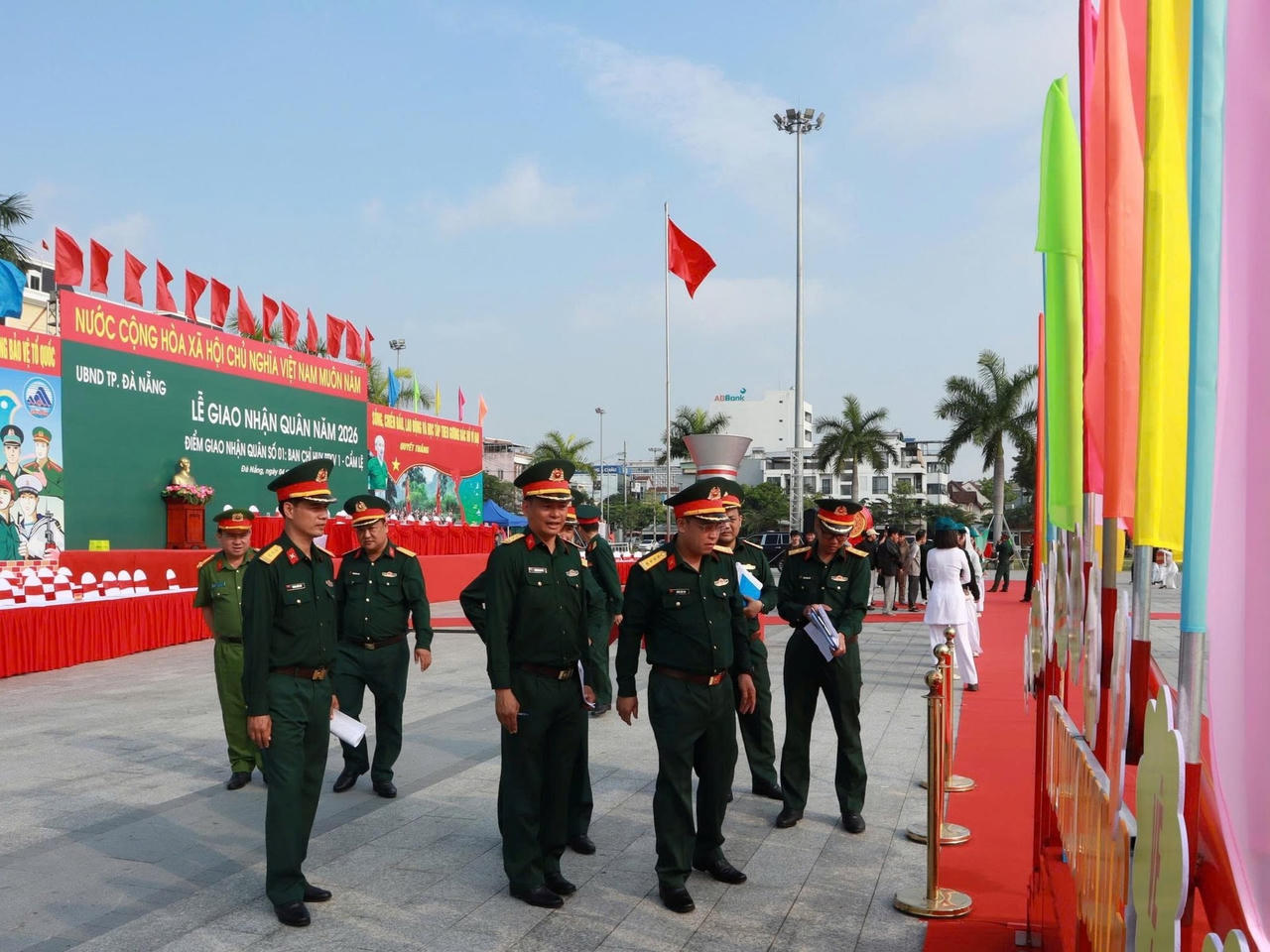 Đoàn công tác kiểm tra tổng thể khu vực sân khấu, hệ thống trang trí, khánh tiết tại điểm giao nhận quân BCH PTKV 1 – Cẩm Lệ.