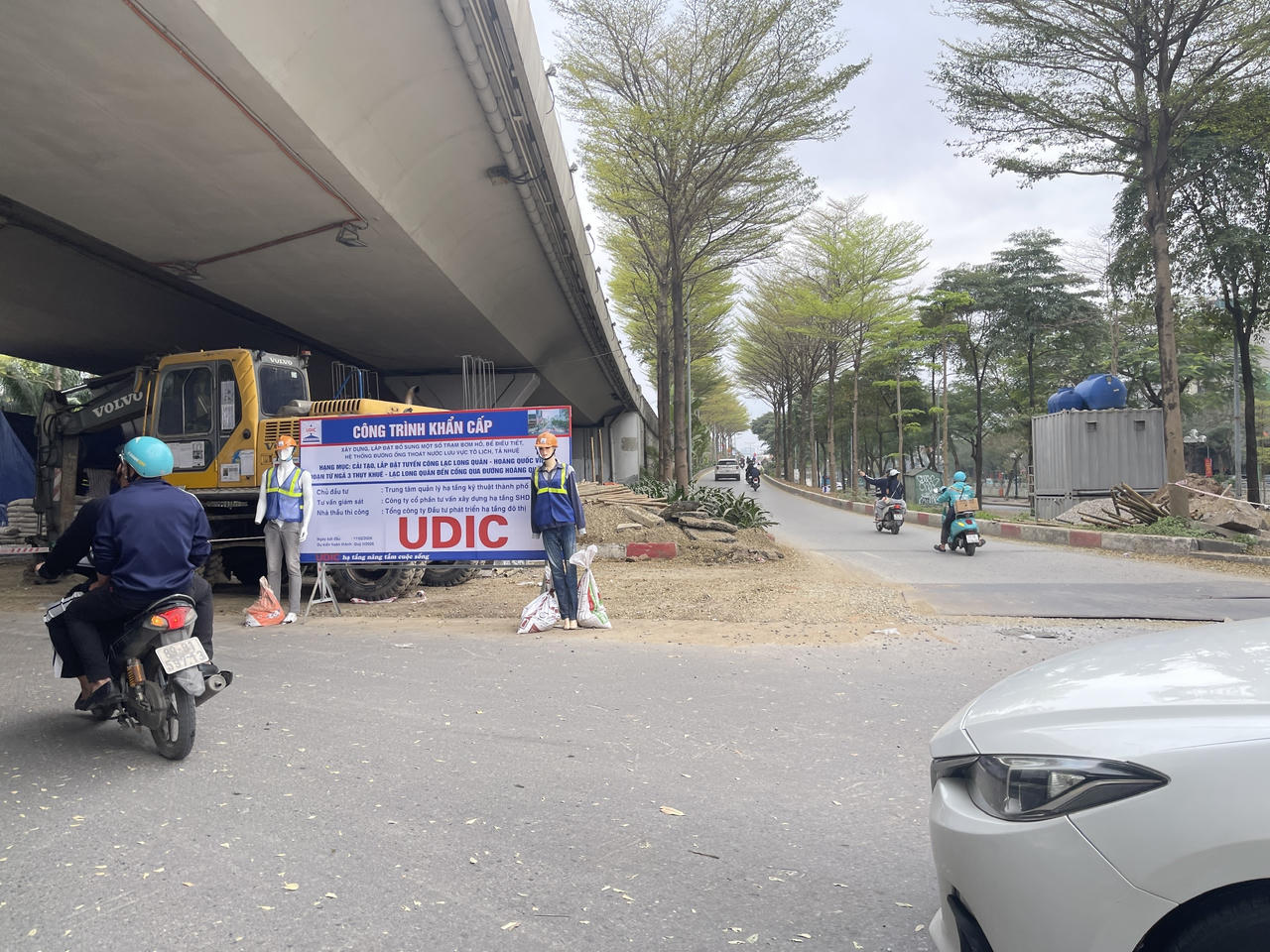 Biển thông tin công trình khẩn cấp và rào chắn di động trên đường dẫn lên Vành đai 2 nút Bưởi - Hoàng Quốc Việt.