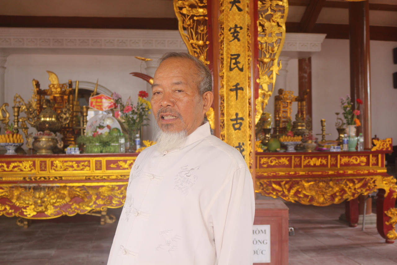 Ông Phạm Văn Mùi, Tổ trưởng Tổ bảo vệ Đình làng La Hà, chia sẻ về lịch sử đình làng.