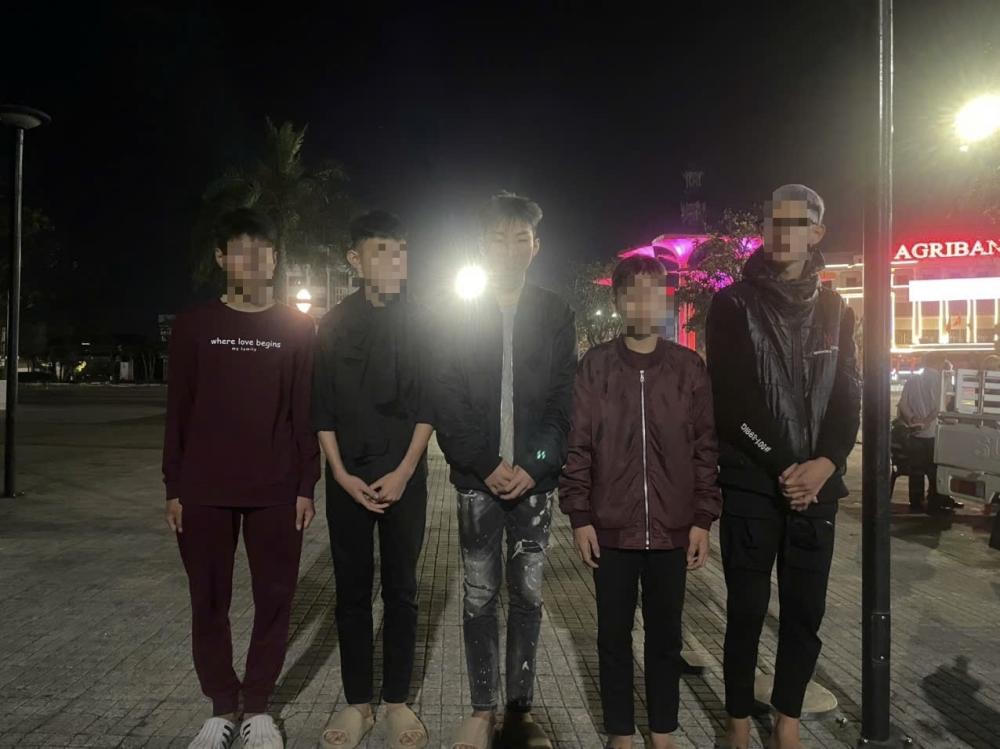 Nhóm thanh, thiếu niên vi phạm bị lực lượng chức năng ngăn chặn, xử lý.