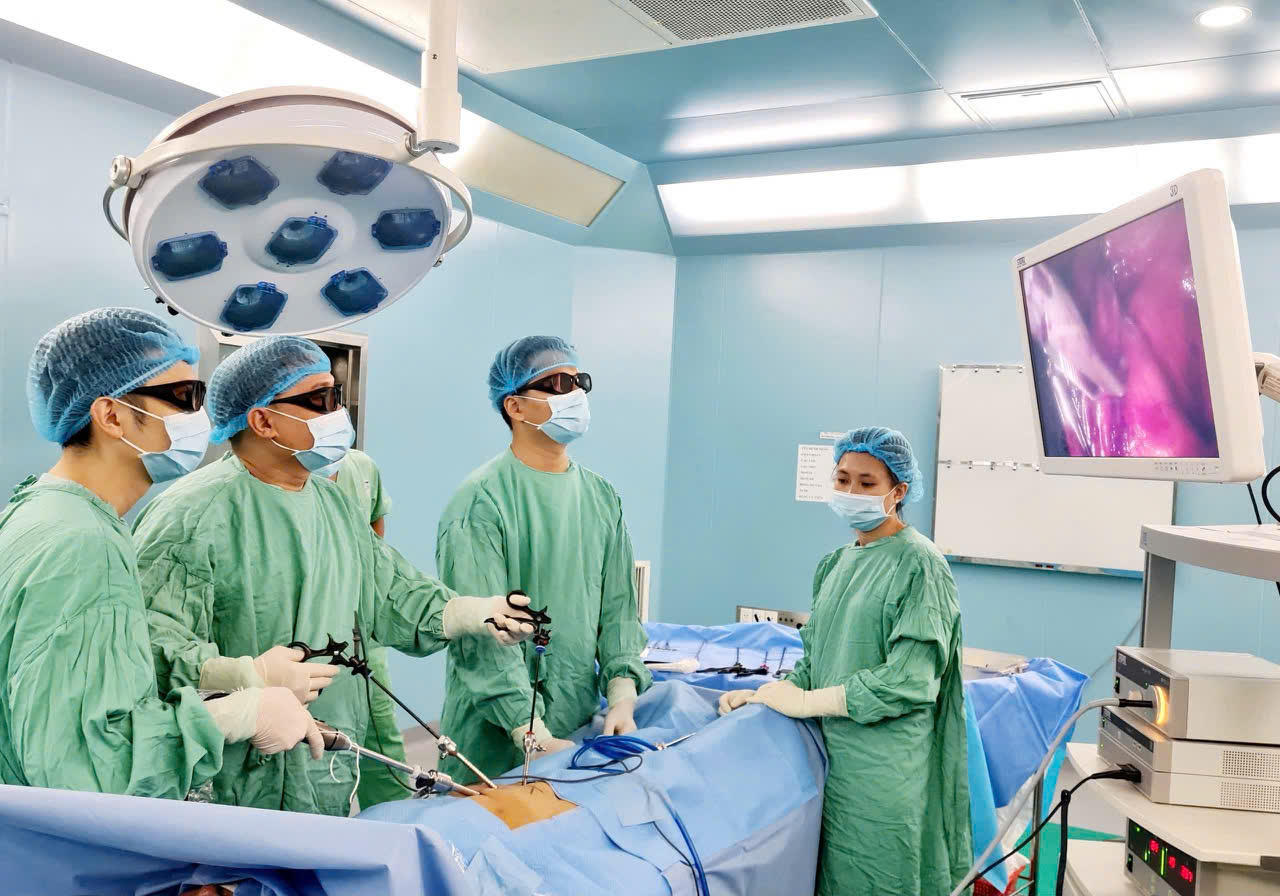 Tham gia phẫu thuật nội soi ổ bụng với hình ảnh 3D; đánh dấu bước tiến quan trọng trong ứng dụng công nghệ cao tại Bệnh viện Trung ương Huế, góp phần nâng cao độ chính xác, an toàn và hiệu quả điều trị cho người bệnh.
