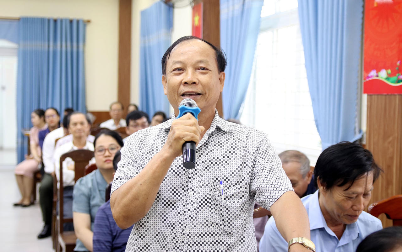 Cử tri TP Đà Nẵng phát biểu tại hội nghị. 