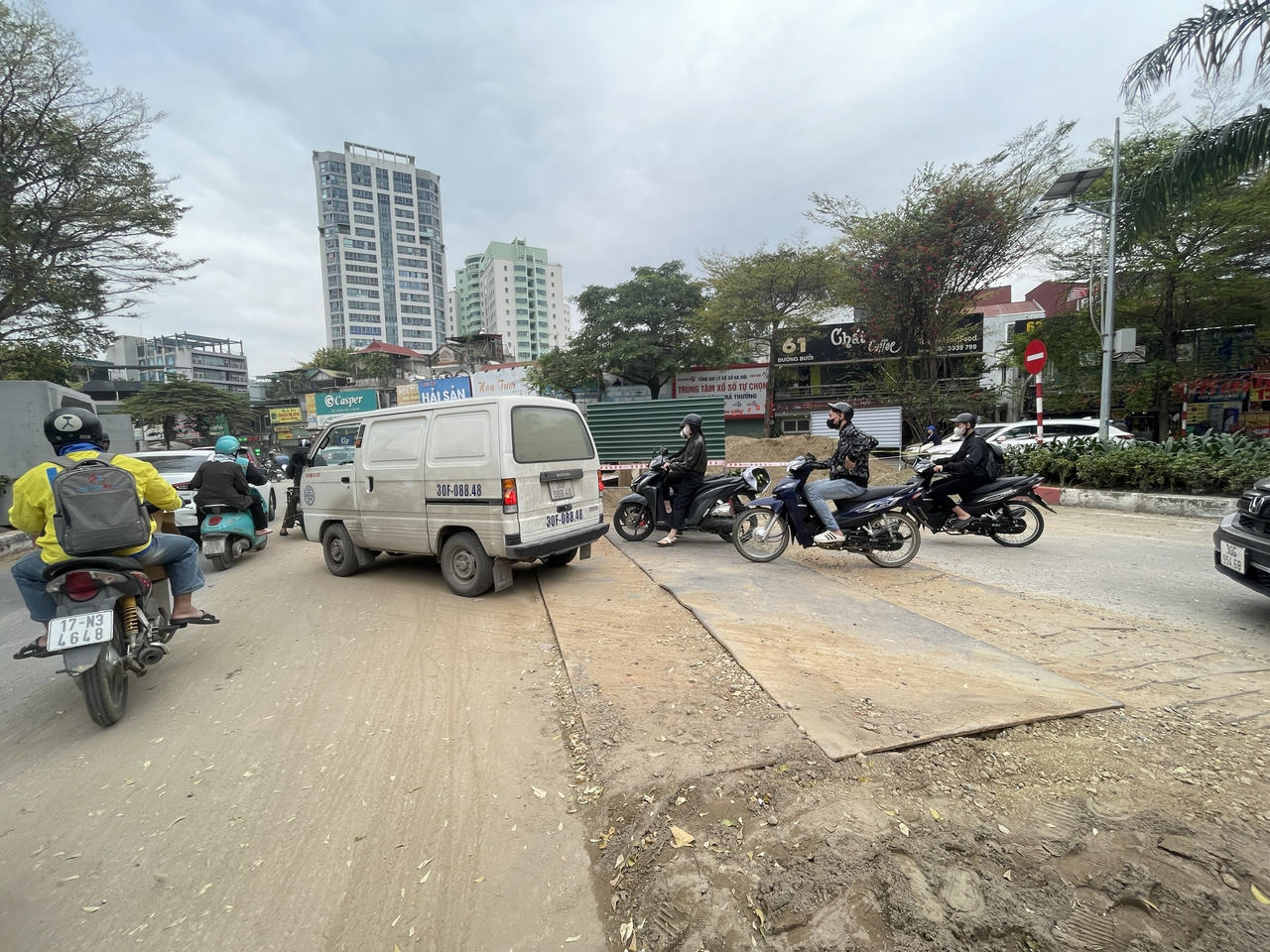 Phương tiện di chuyển chậm qua khu vực mặt đường thu hẹp, tiềm ẩn nguy cơ ùn ứ giờ cao điểm.